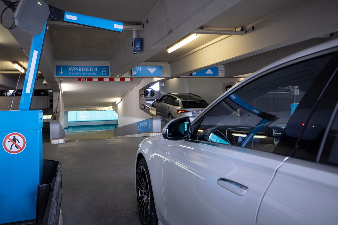 Bild zu Automated Valet Parking Einfahrt Schranke