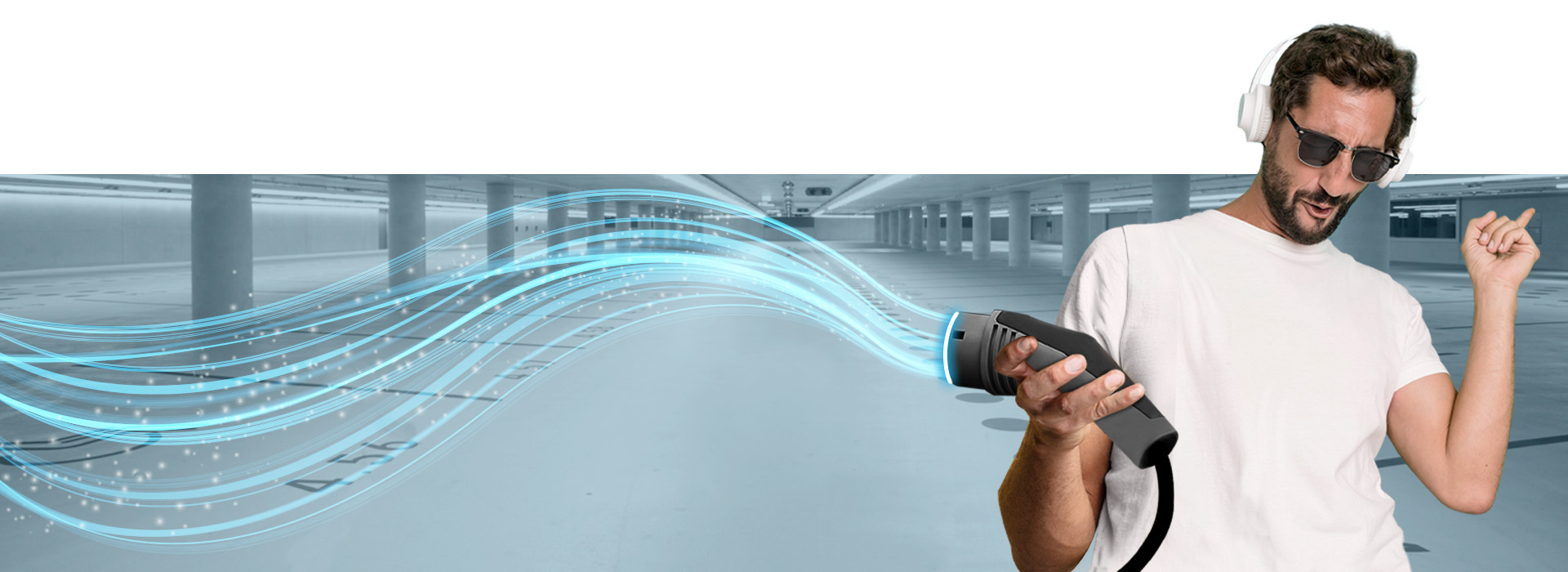 Mann mit E-Ladestecker für Fahrzeuge in der Hand